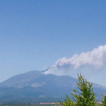 Hotel La Finestra Sull'Etna à Motta SantʼAnastasia Extérieur photo