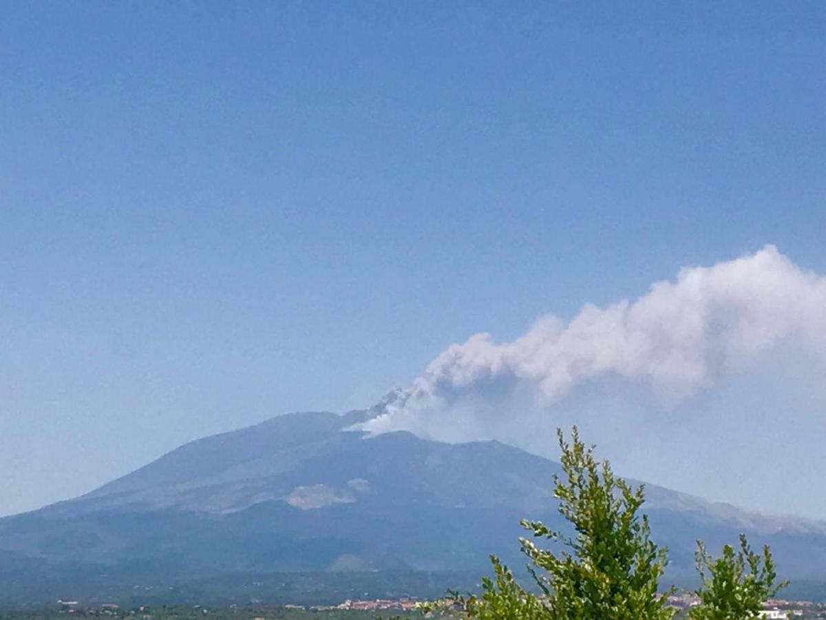 Hotel La Finestra Sull'Etna à Motta SantʼAnastasia Extérieur photo