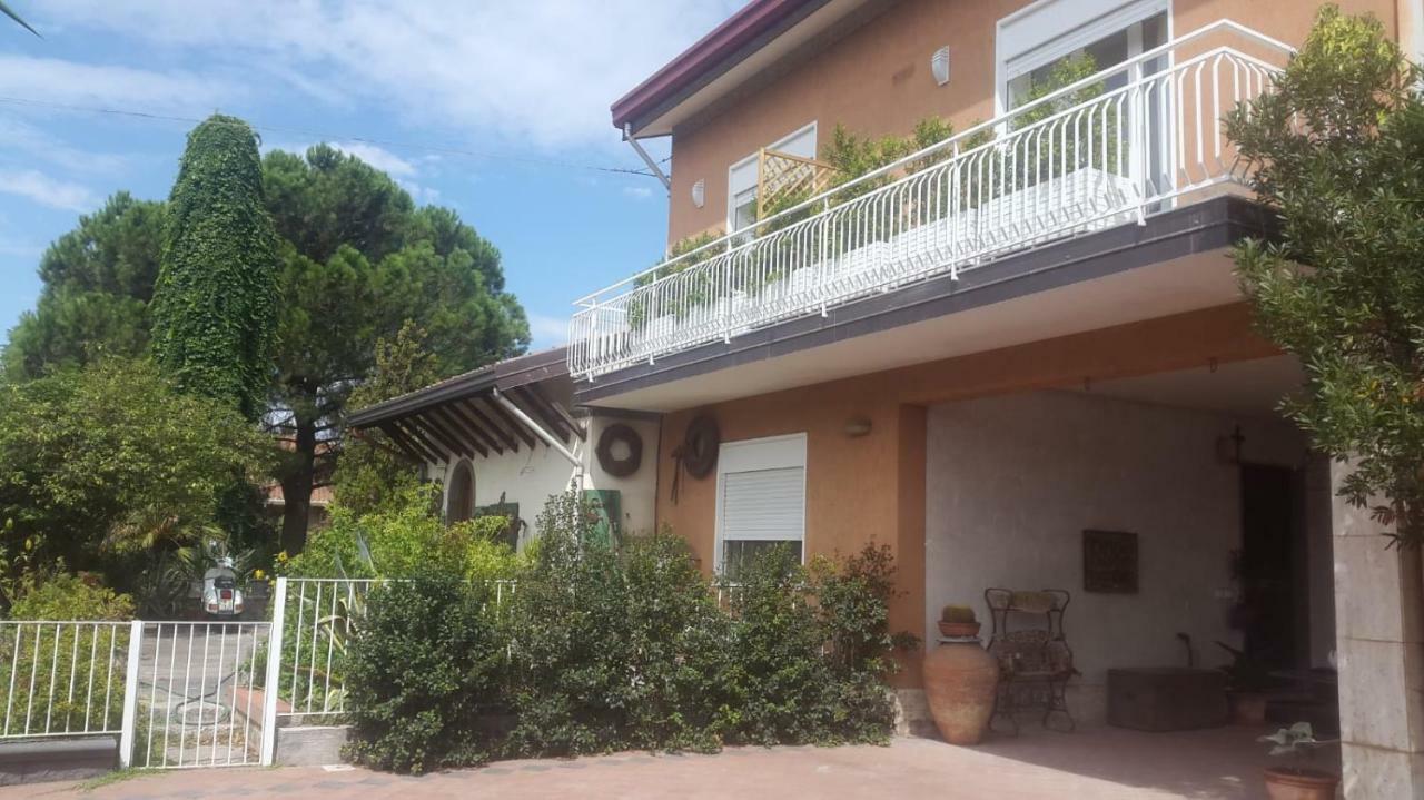 Hotel La Finestra Sull'Etna à Motta SantʼAnastasia Extérieur photo