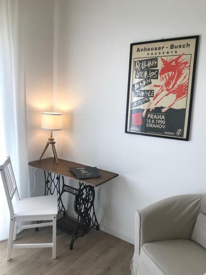 Hotel La Finestra Sull'Etna à Motta SantʼAnastasia Extérieur photo