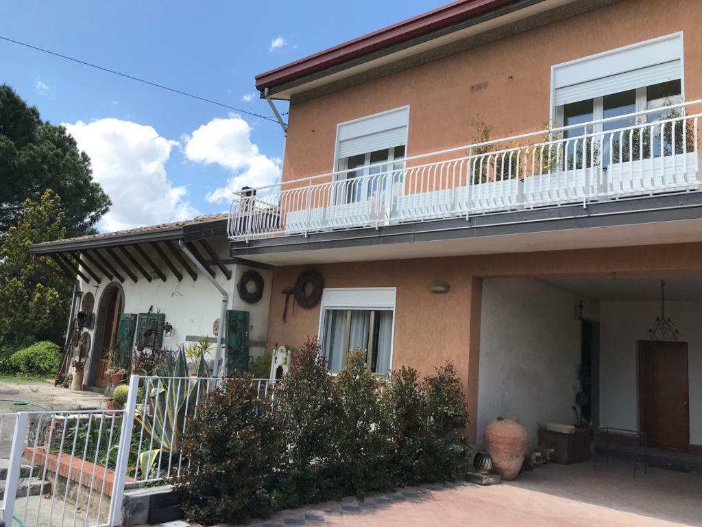 Hotel La Finestra Sull'Etna à Motta SantʼAnastasia Extérieur photo